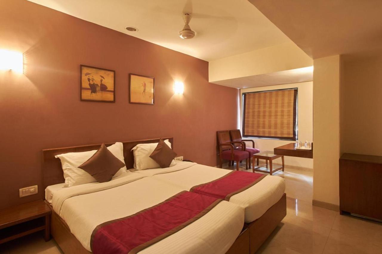 Sukh Hotel Mumbai Exterior foto